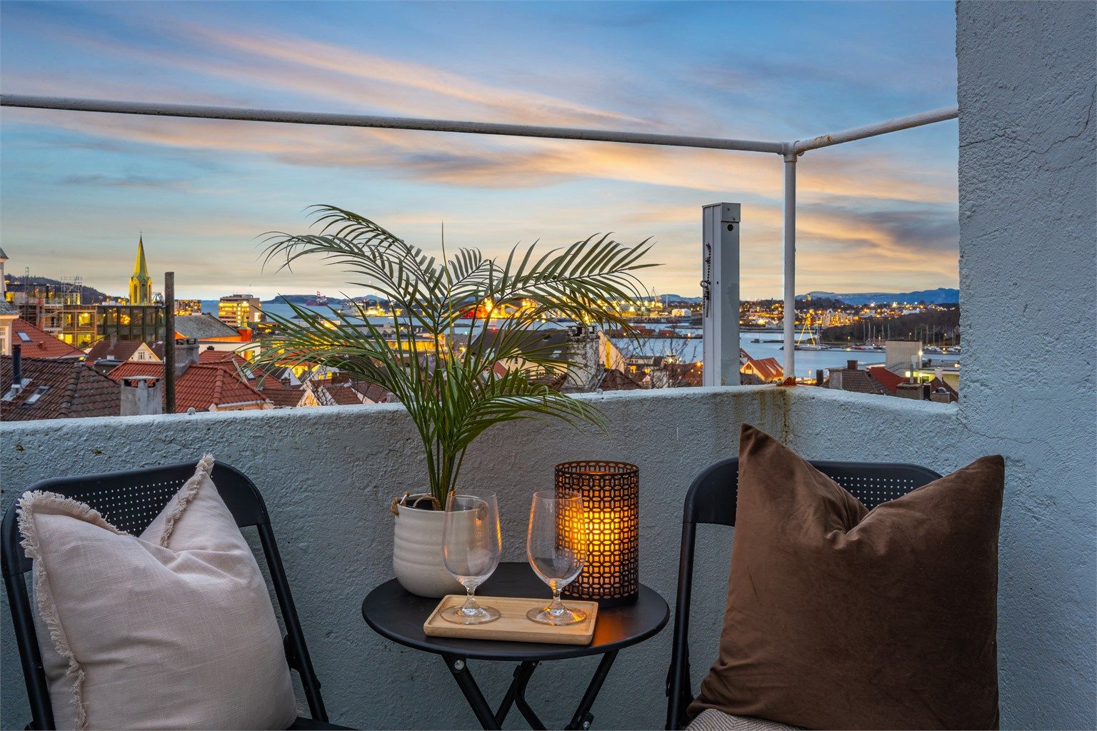 Sør-vest vendt balkong med gode solforhold utover dagen og flott utsikt. 