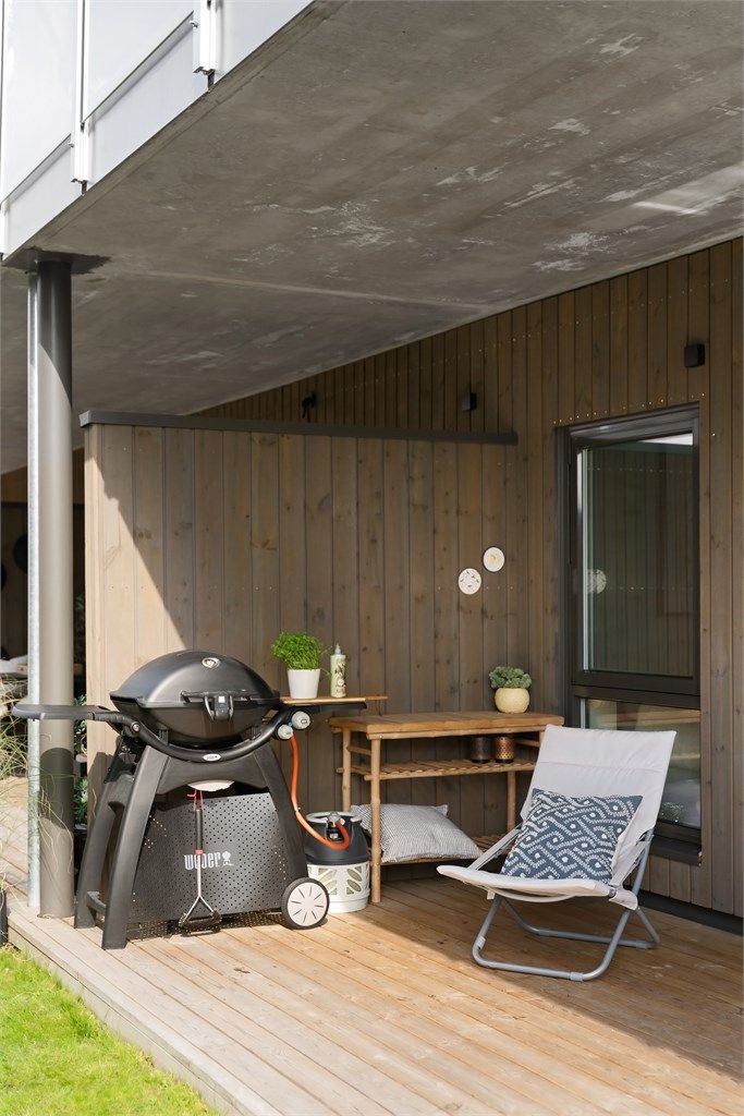 Den overbygde delen av terrassen gir ly for vær og vind.