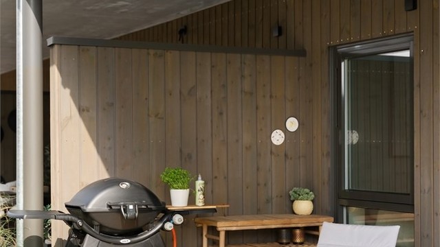 Den overbygde delen av terrassen gir ly for vær og vind.