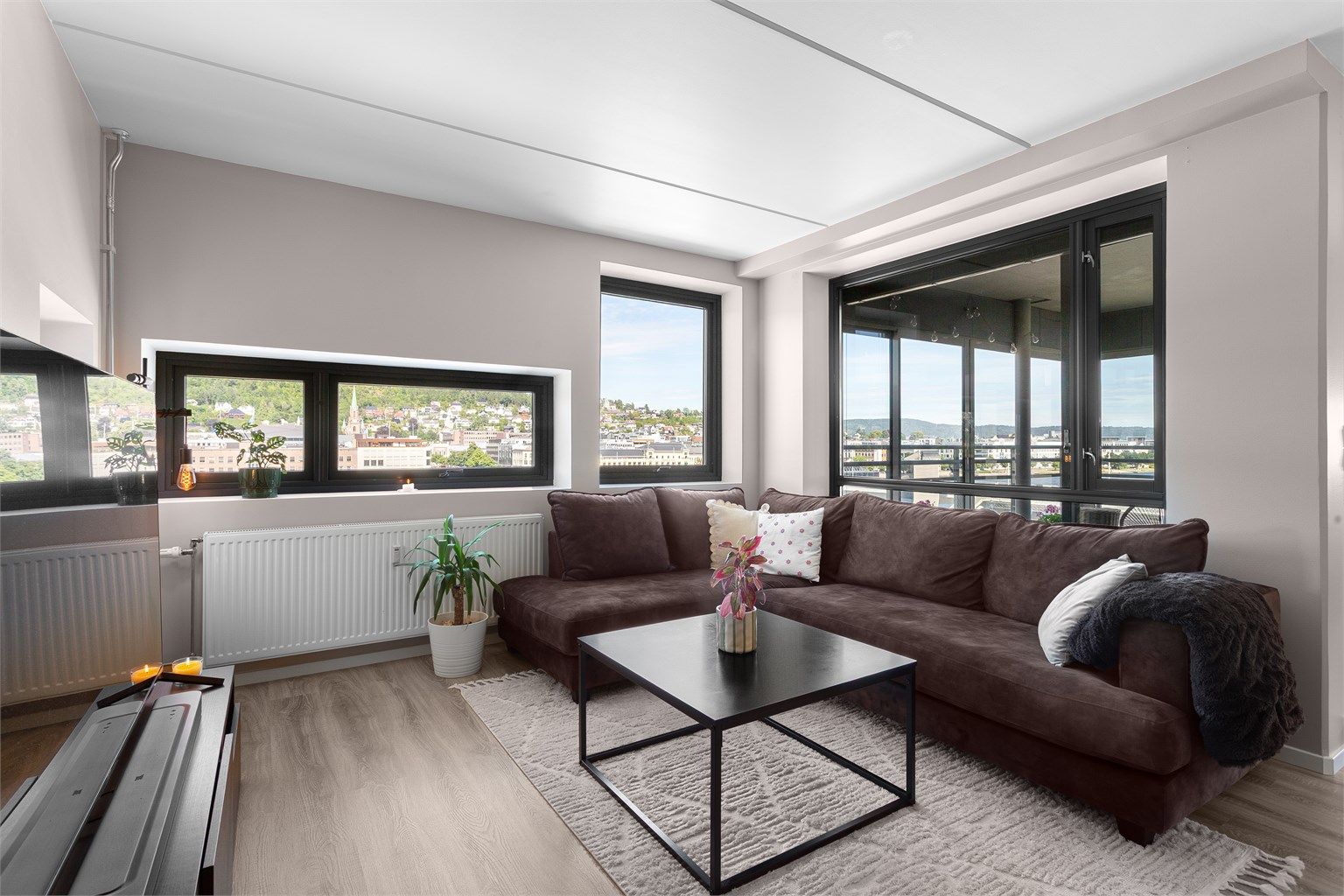 Fjernvarmeanlegg med radiatorer for oppvarming.