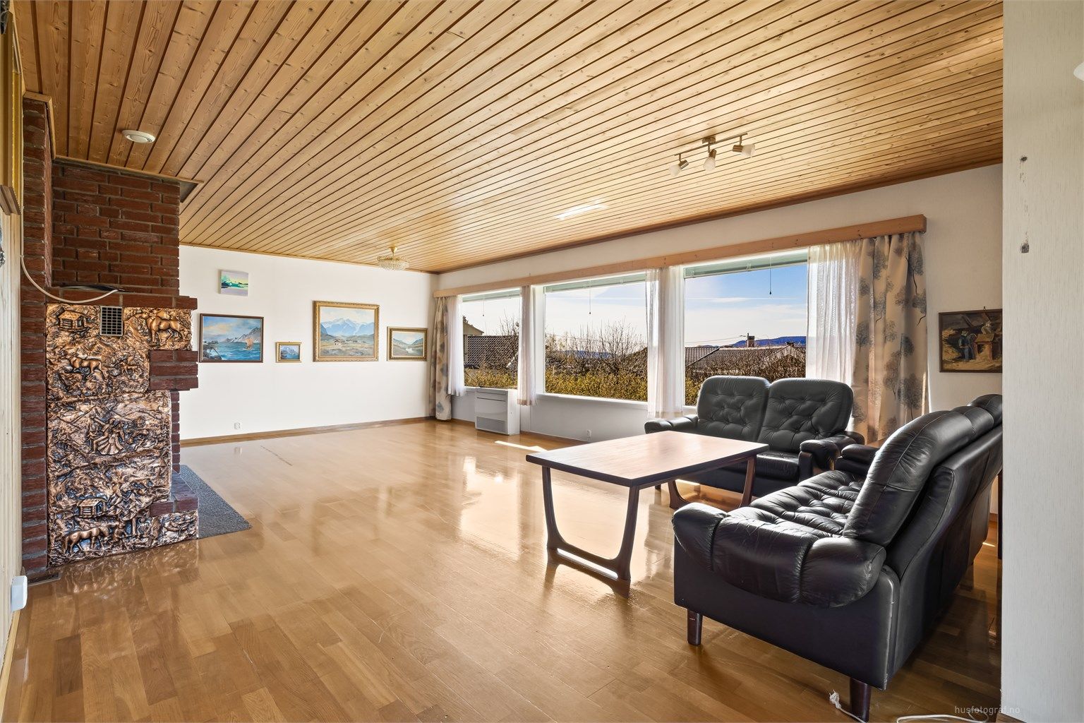 Romslig stue med god plass til møblement