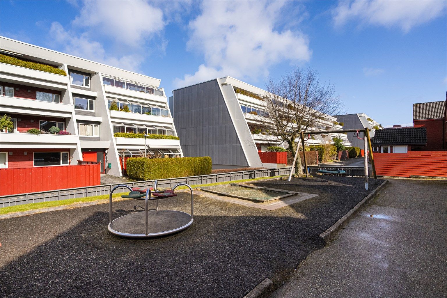 Utenfor leiligheten er det bilfritt og fine fellesområder. 