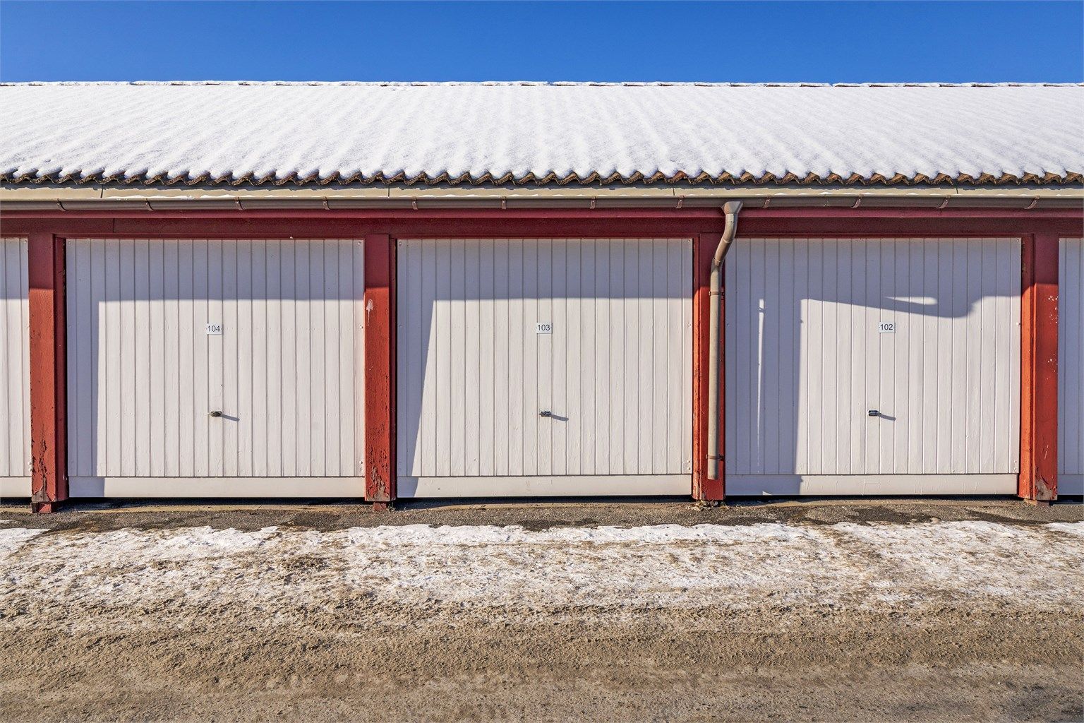 Garasje i rekke. Nåværende garasjerekke skal rives, og det skal etableres nye garasjer.