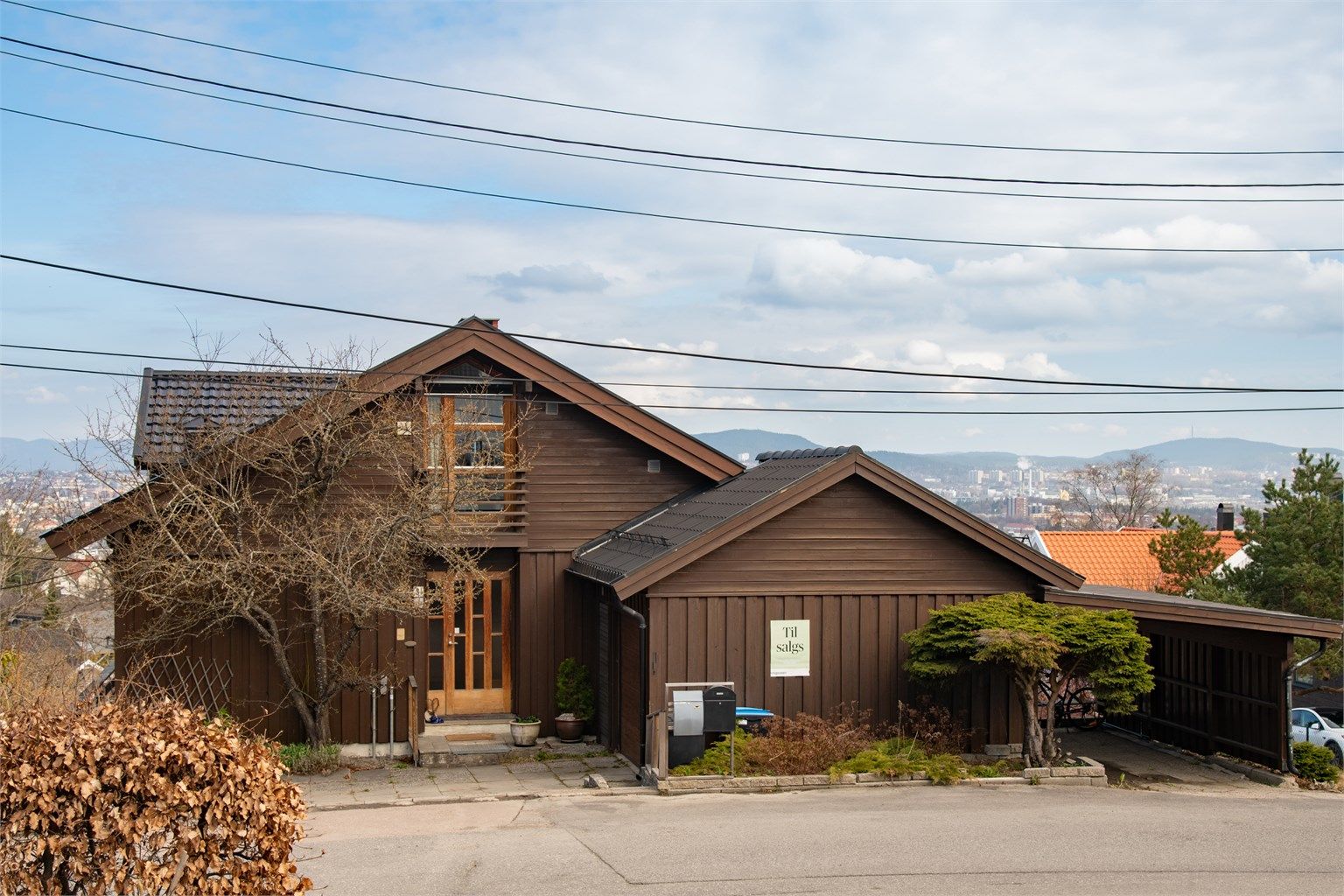 Boligen har garasje og carport.