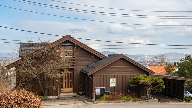 Boligen har garasje og carport.