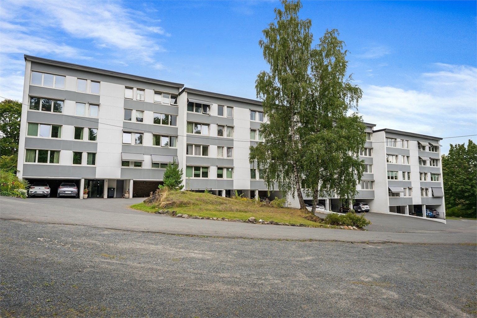 Leiligheten ligger tilbaketrukket og fint til på Jongskollen sentralt i Sandvika. Et svært barnevennlig område uten gjennomgangstrafikk og det er kort vei til barnehager, skoler og flotte friområder