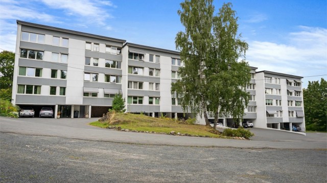 Leiligheten ligger tilbaketrukket og fint til på Jongskollen sentralt i Sandvika. Et svært barnevennlig område uten gjennomgangstrafikk og det er kort vei til barnehager, skoler og flotte friområder
