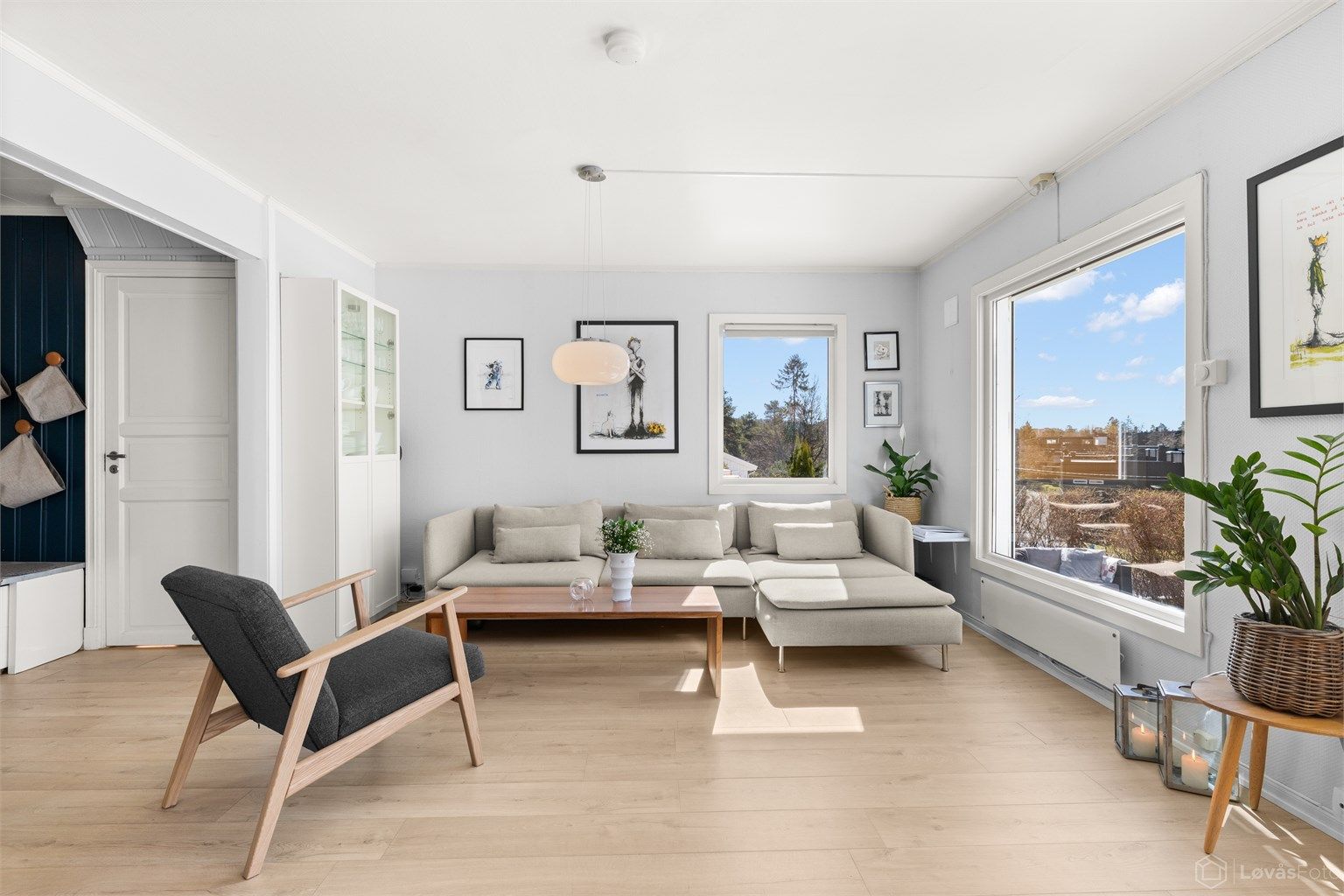 Stuen er romslig og lett å møblere, med store vindusflater som gir gode lysforhold.