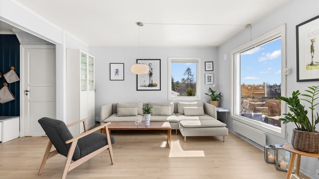 Stuen er romslig og lett å møblere, med store vindusflater som gir gode lysforhold.