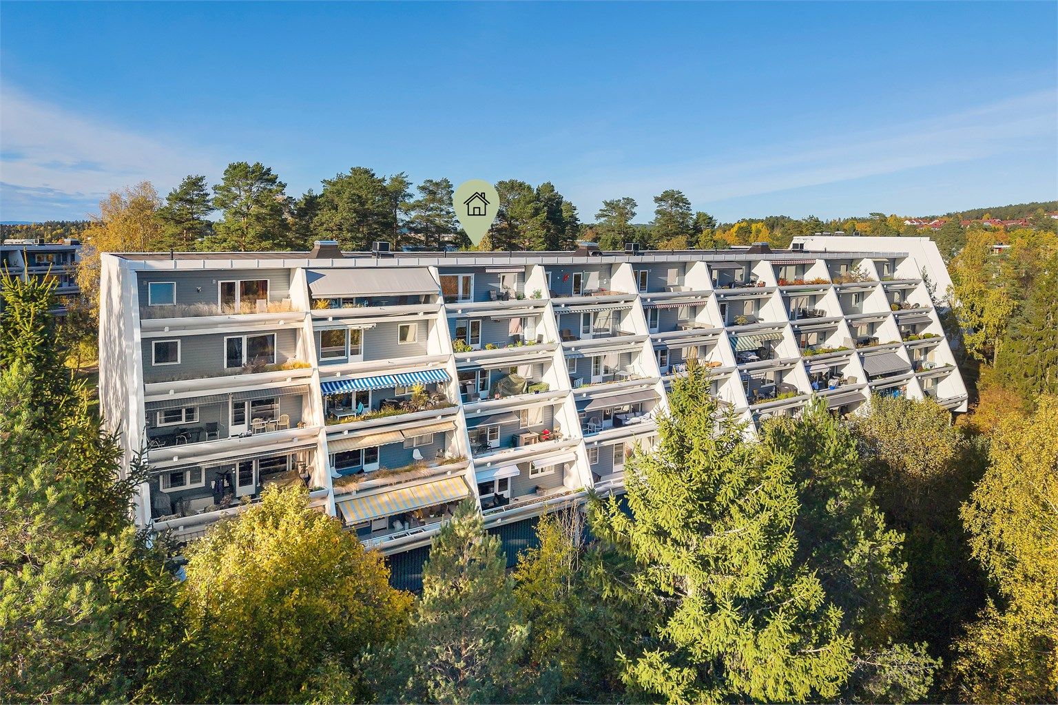 Leilighet i toppetasjen med flott utsikt og gode solforhold.