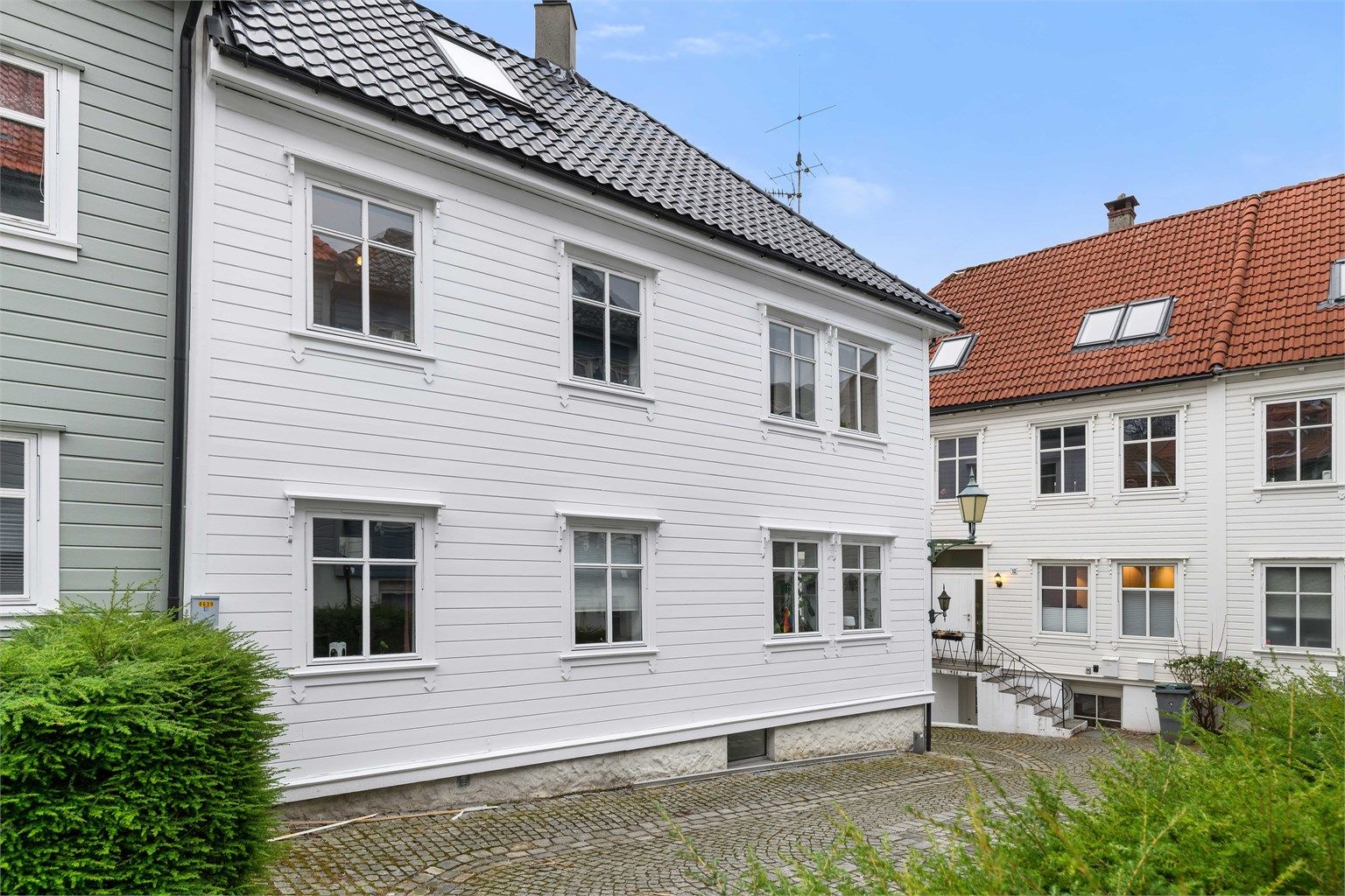 Dette er en beliggenhet som kombinerer det urbane og det naturnære – rolig og skjermet, samtidig som du har byen og alt den tilbyr innen rekkevidde