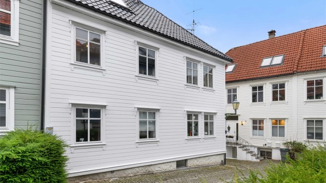 Dette er en beliggenhet som kombinerer det urbane og det naturnære – rolig og skjermet, samtidig som du har byen og alt den tilbyr innen rekkevidde