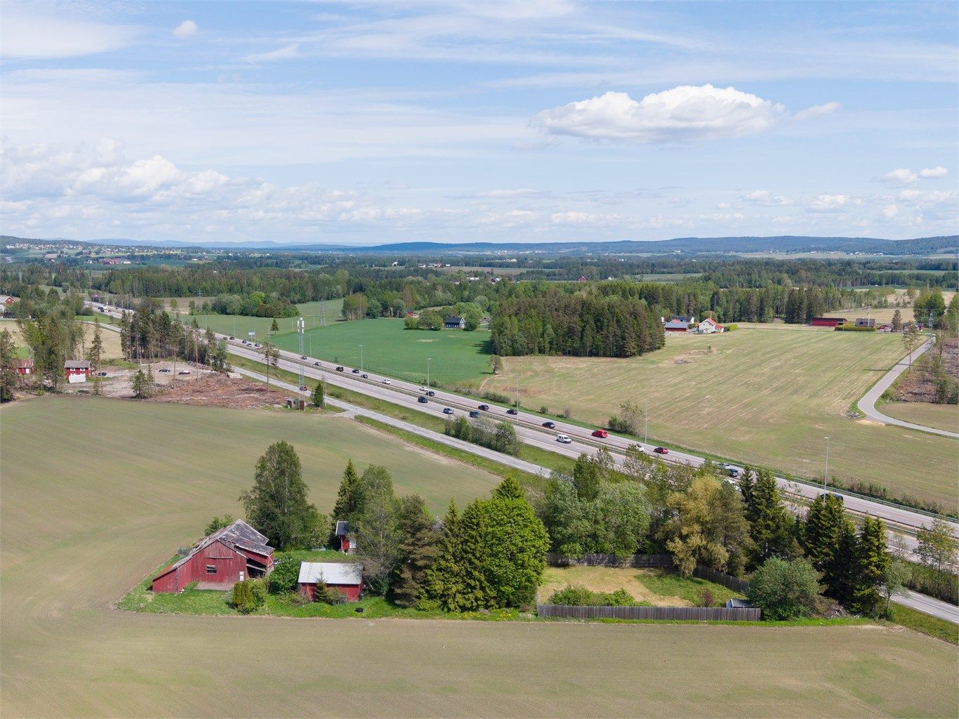 Tomt på 3.622,2 m². Boligen har tomt opparbeidet med bl.a plenarealer, diverse beplantning, prydbusker og grusbelagte arealer bestående av innkjøring til gårdsplass samt gangbaner