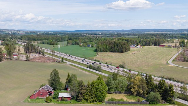 Tomt på 3.622,2 m². Boligen har tomt opparbeidet med bl.a plenarealer, diverse beplantning, prydbusker og grusbelagte arealer bestående av innkjøring til gårdsplass samt gangbaner