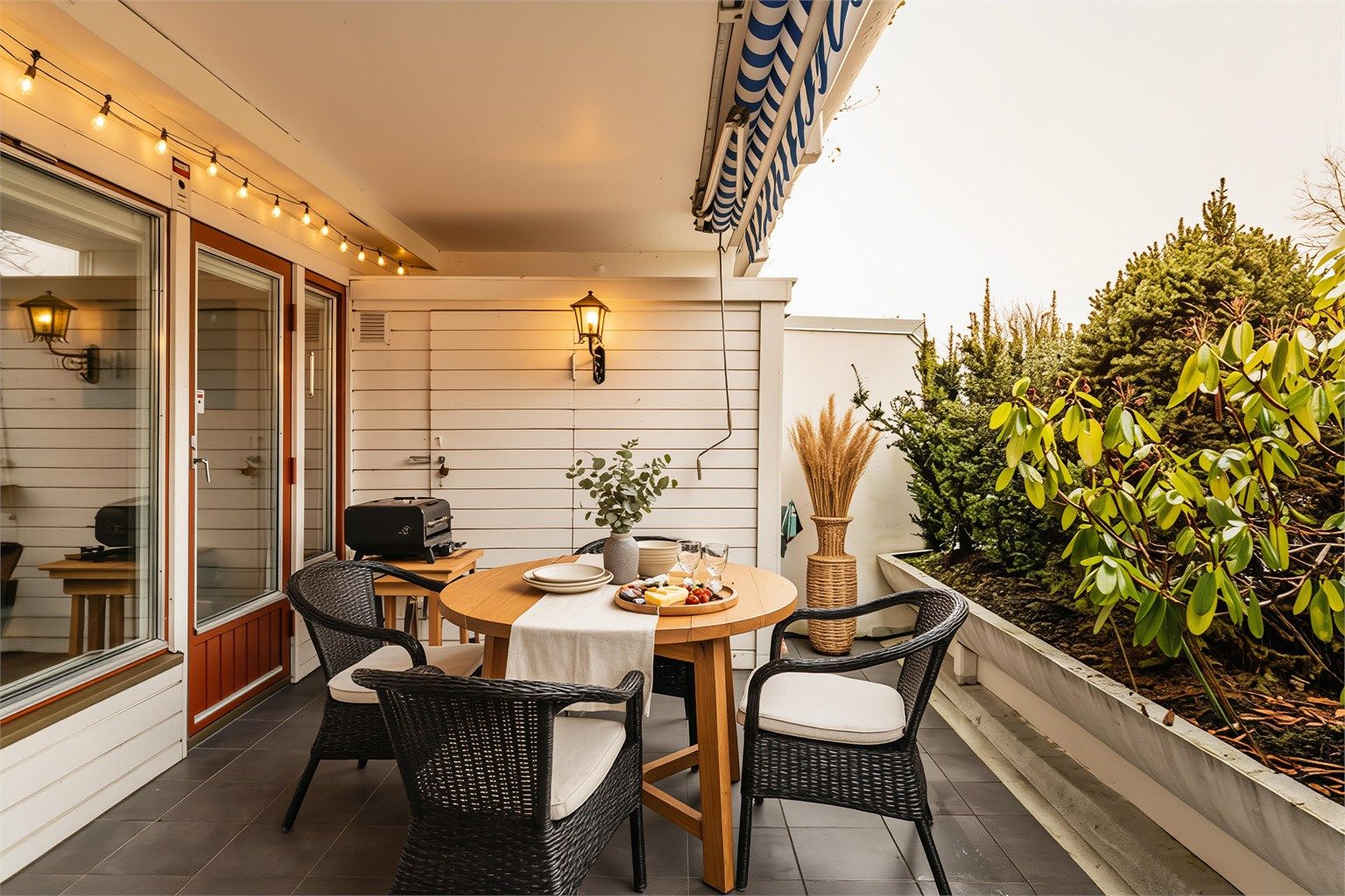 Terrassen er av god størrelse, med plass til sittegruppe og bord mm. Digitalt stylet bilde.