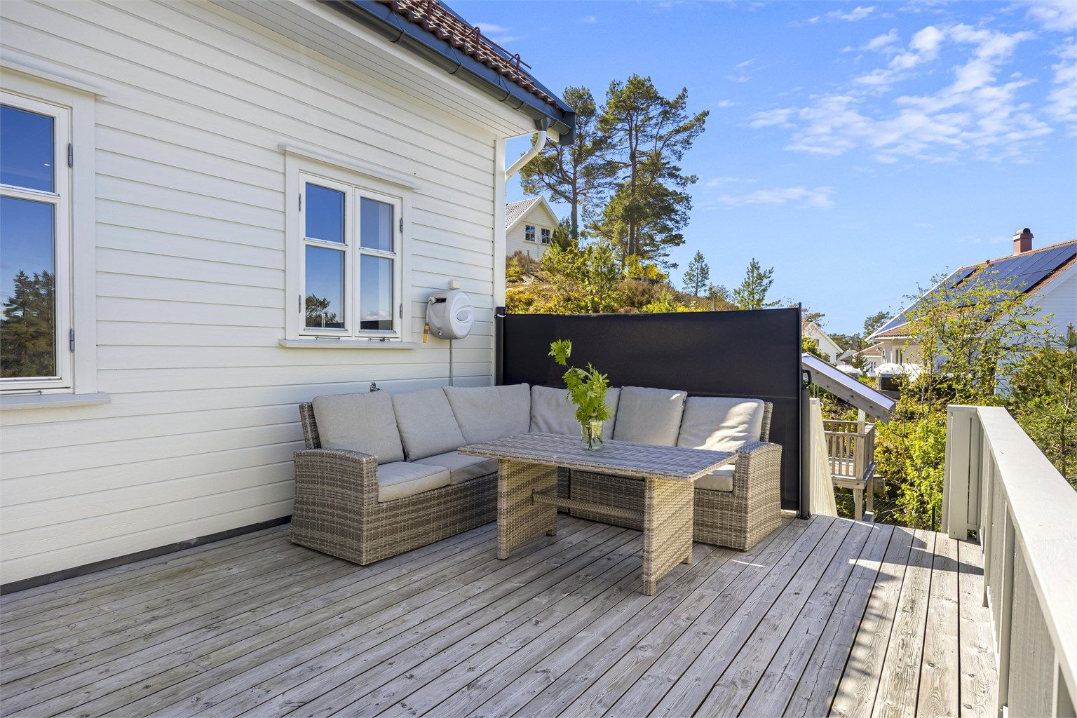 Terrassen er bygget i trekonstruksjoner med terrassebord og rekkverk i tre.
