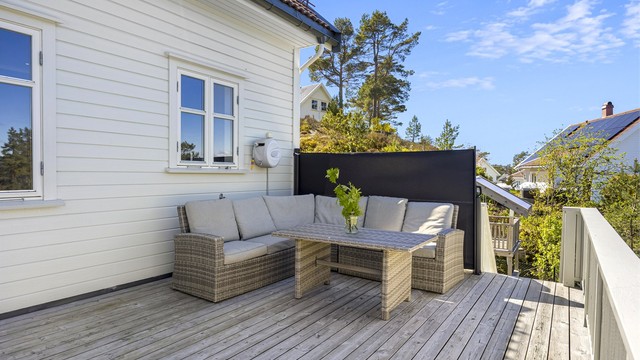 Terrassen er bygget i trekonstruksjoner med terrassebord og rekkverk i tre.