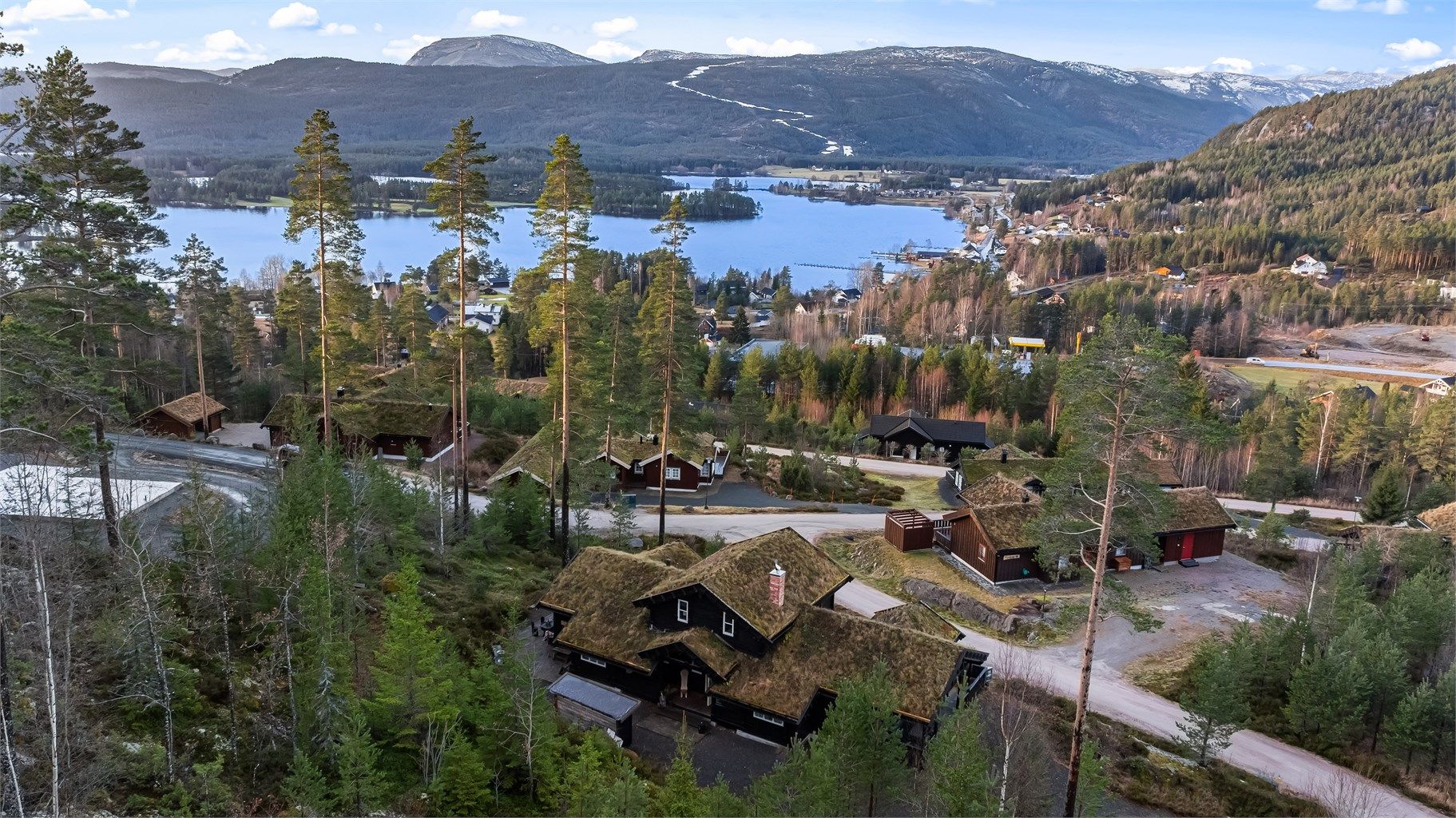 Hytten ligger flott i terrenget