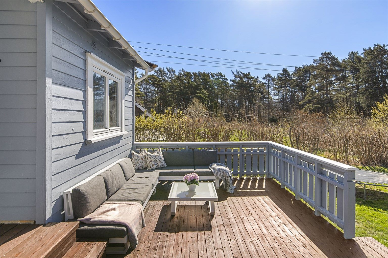 Terrassen har rikelig med plass til både sofagruppe og langbord.