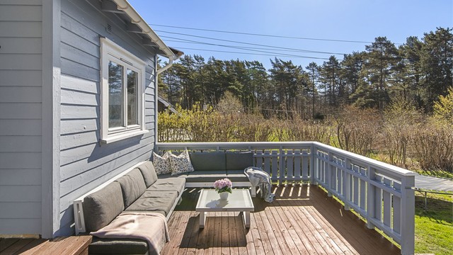 Terrassen har rikelig med plass til både sofagruppe og langbord.