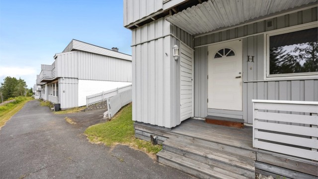 Praktisk utvendig bod på 2 m² ved inngangspartiet.