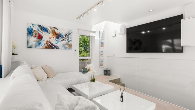 1-stavs parkett med gulvvarme. Tv på vegg følger boligen