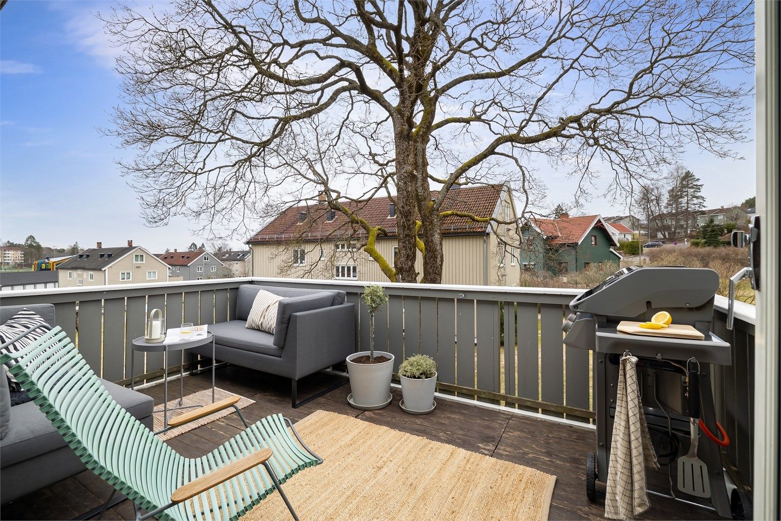 Fra stuen er det videre adkomst til romslig balkong på hele 11 kvm