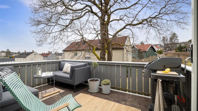 Fra stuen er det videre adkomst til romslig balkong på hele 11 kvm