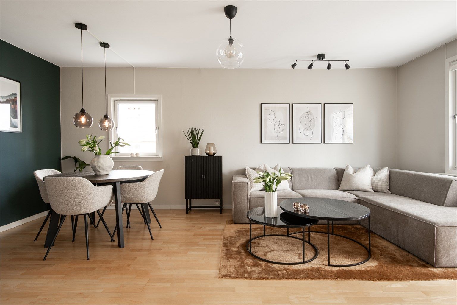 God plass til sofagruppe og spisebord