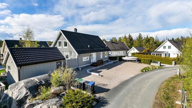 På den grusede gårdsplassen er det oppstillingsmulighet for flere biler, tilhenger og båt i vinteropplag.