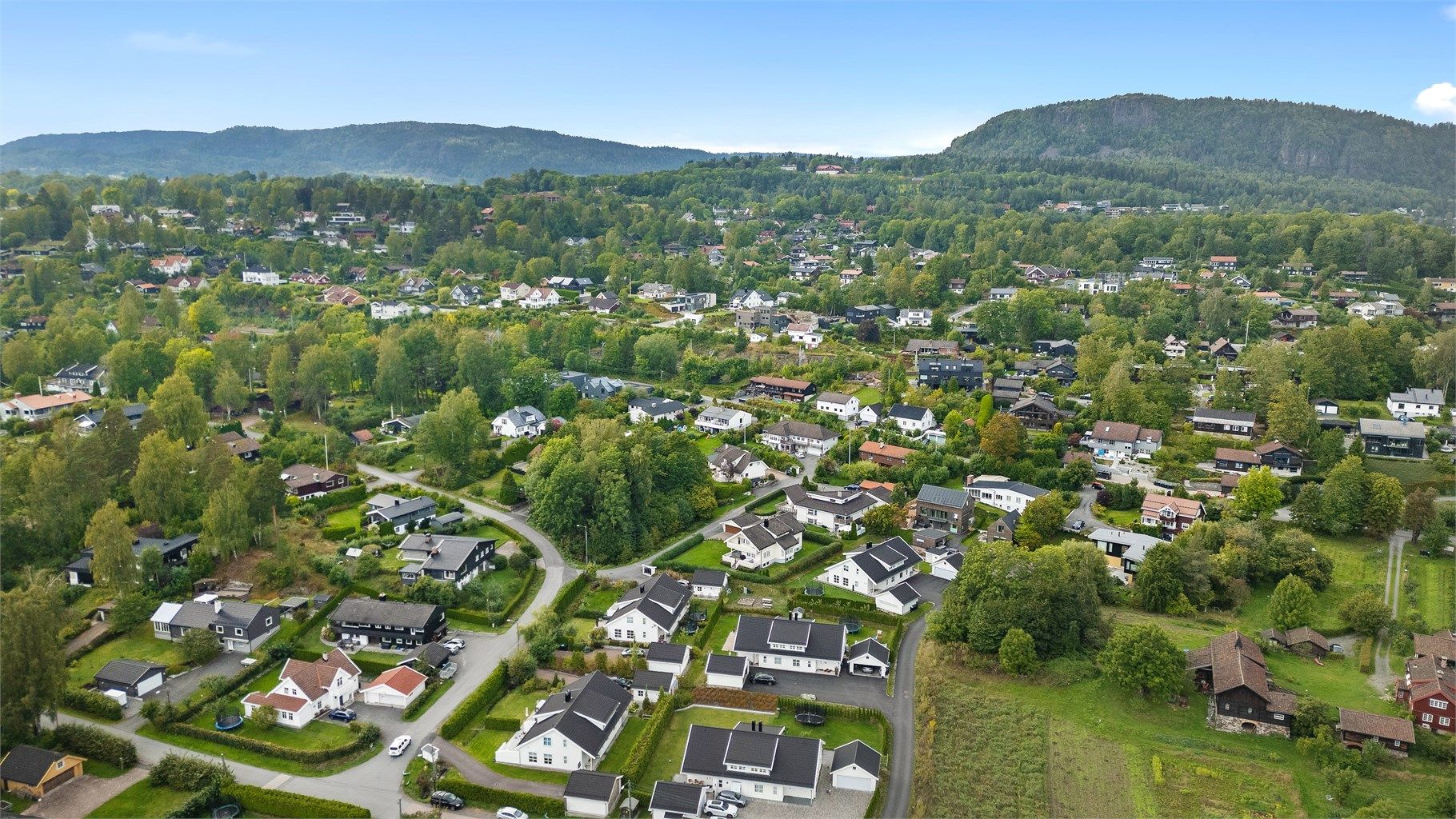 Asker sentrum kan by på en mengde spennende butikker, restauranter og kafeer. Kulturhus med kino, bibliotek, variert konserttilbud, samt flere koselige kafeer og spisesteder.