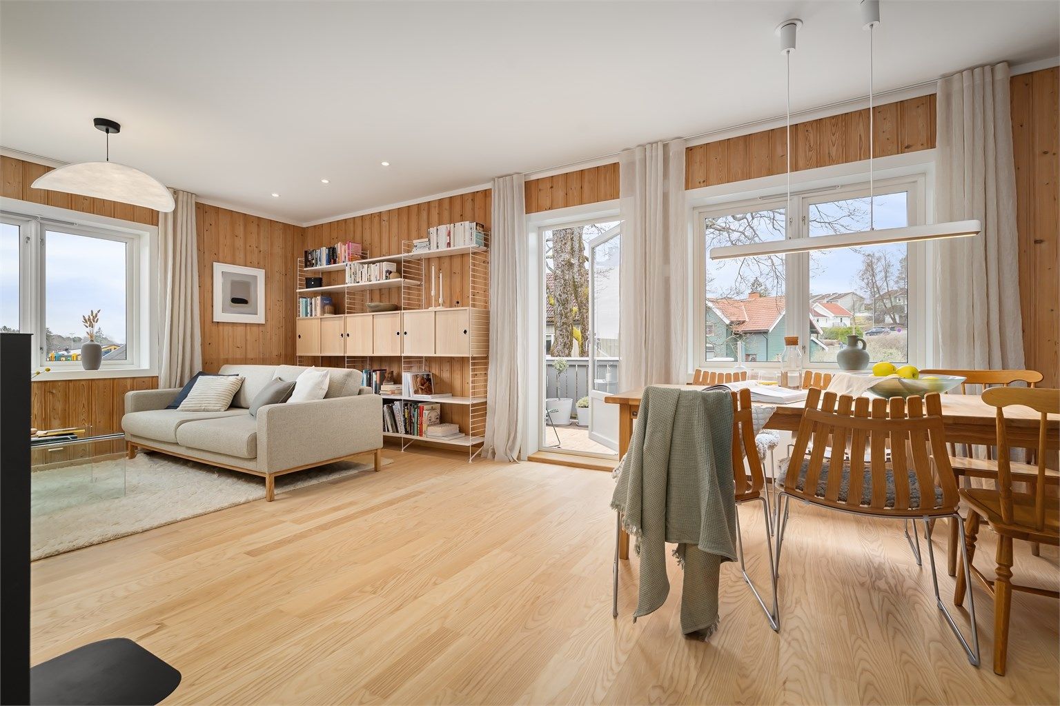 Store vindusflater på flere kanter bidrar til mye naturlig lys, som sammen med de lyse overflatene skaper et naturlig lyst rom