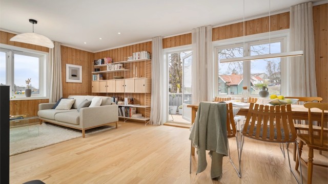 Store vindusflater på flere kanter bidrar til mye naturlig lys, som sammen med de lyse overflatene skaper et naturlig lyst rom