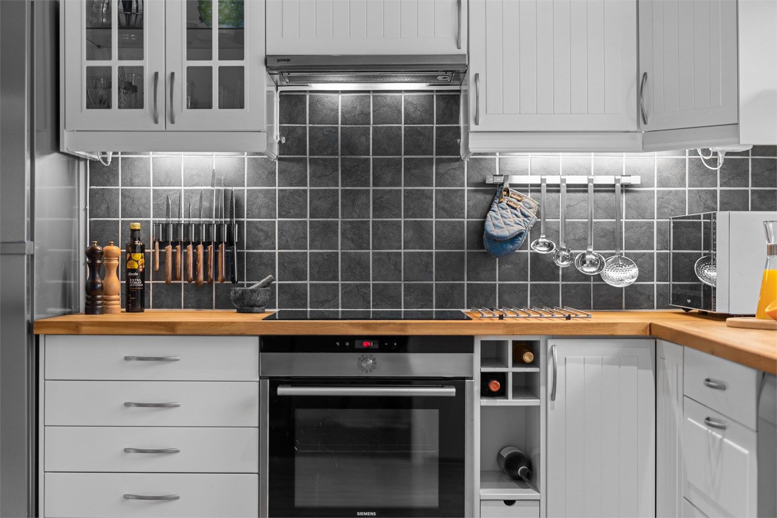 Godt med arbeidslys over benkeplaten, og integrert stekeovn fra Siemens.