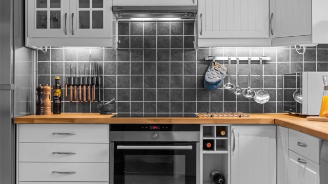 Godt med arbeidslys over benkeplaten, og integrert stekeovn fra Siemens.