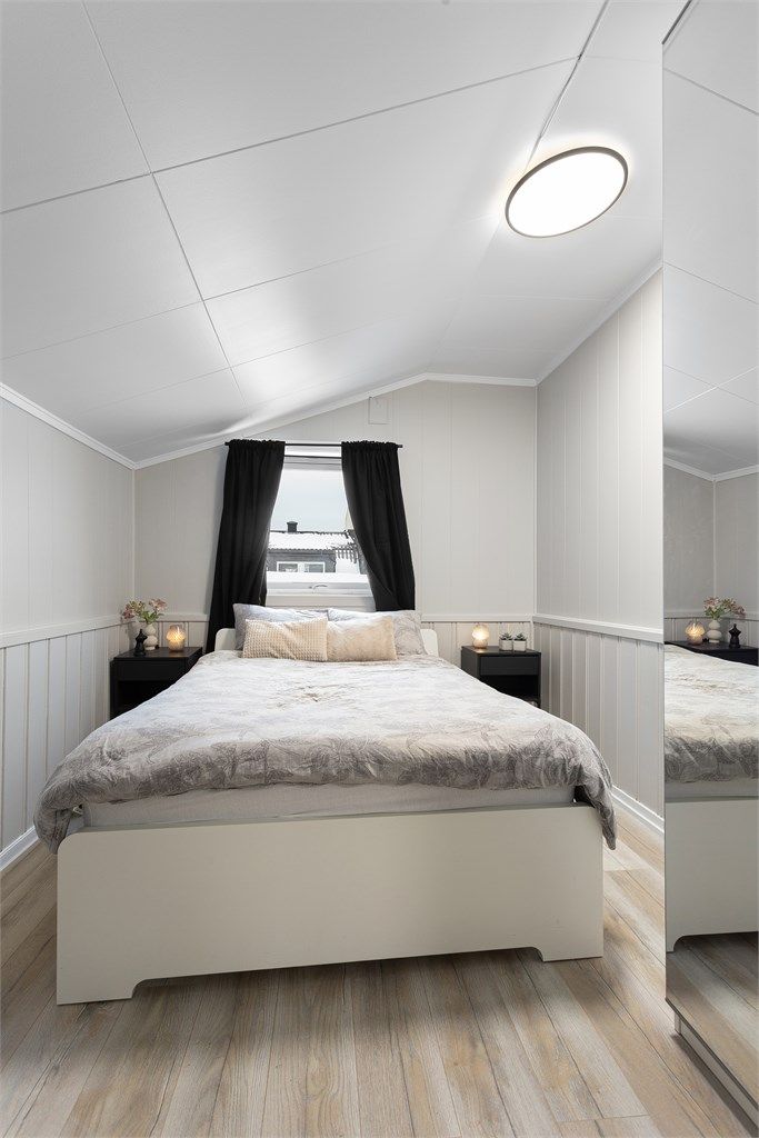 Hovedsoverommet har plass til dobbeltseng og nattbord.