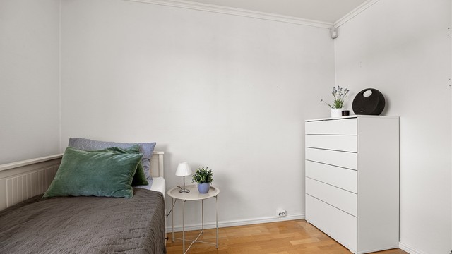 Leilighetens andre soverom passer utmerket som barnerom, gjesterom eller kontor.