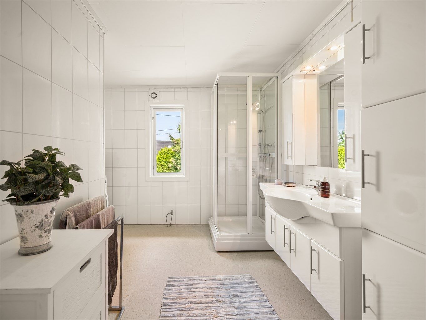 I tilbygget inngår også badet som ble etablert i 1972 og i sin helhet er gitt TG 3. Badet ble dels pusset opp for ca. 10-12 år tilbake.