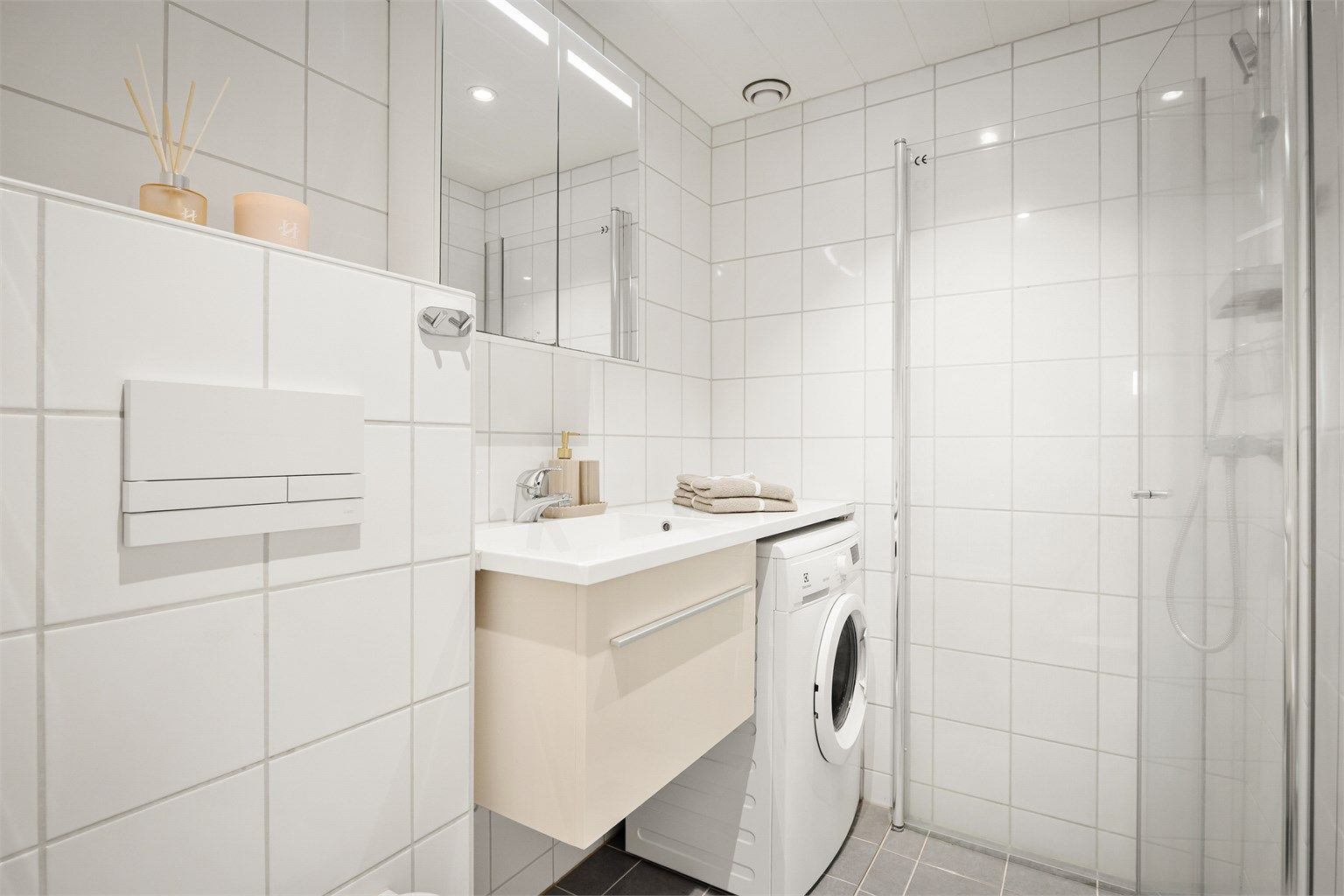 På badet er det elektriske varmekabler i gulvet, downlights i taket og vegghengt toalett.