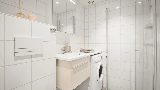 På badet er det elektriske varmekabler i gulvet, downlights i taket og vegghengt toalett.