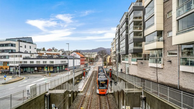 Bybanestoppet på Wergeland ligger kun et par minutter unna