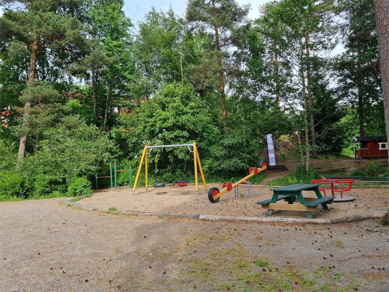 Lekeplass med bl.a fotballøkke, husker, dumphuske, sklie, sandkasse og sitteplasser. Et sosialt treffpunkt for både store og små. Selgers foto. 