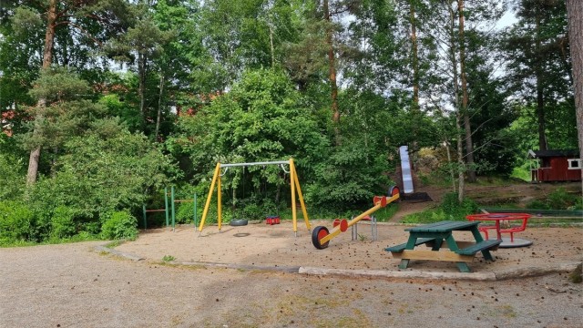 Lekeplass med bl.a fotballøkke, husker, dumphuske, sklie, sandkasse og sitteplasser. Et sosialt treffpunkt for både store og små. Selgers foto.