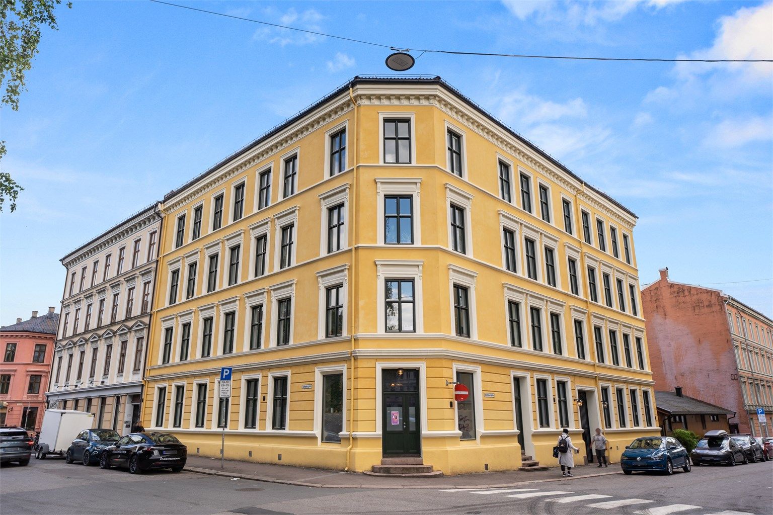 Boligen ligger attraktivt til i en rolig, enveiskjørt gate på øvre Grünerløkka med umiddelbar nærhet til "løkkas" mange servicetilbud.