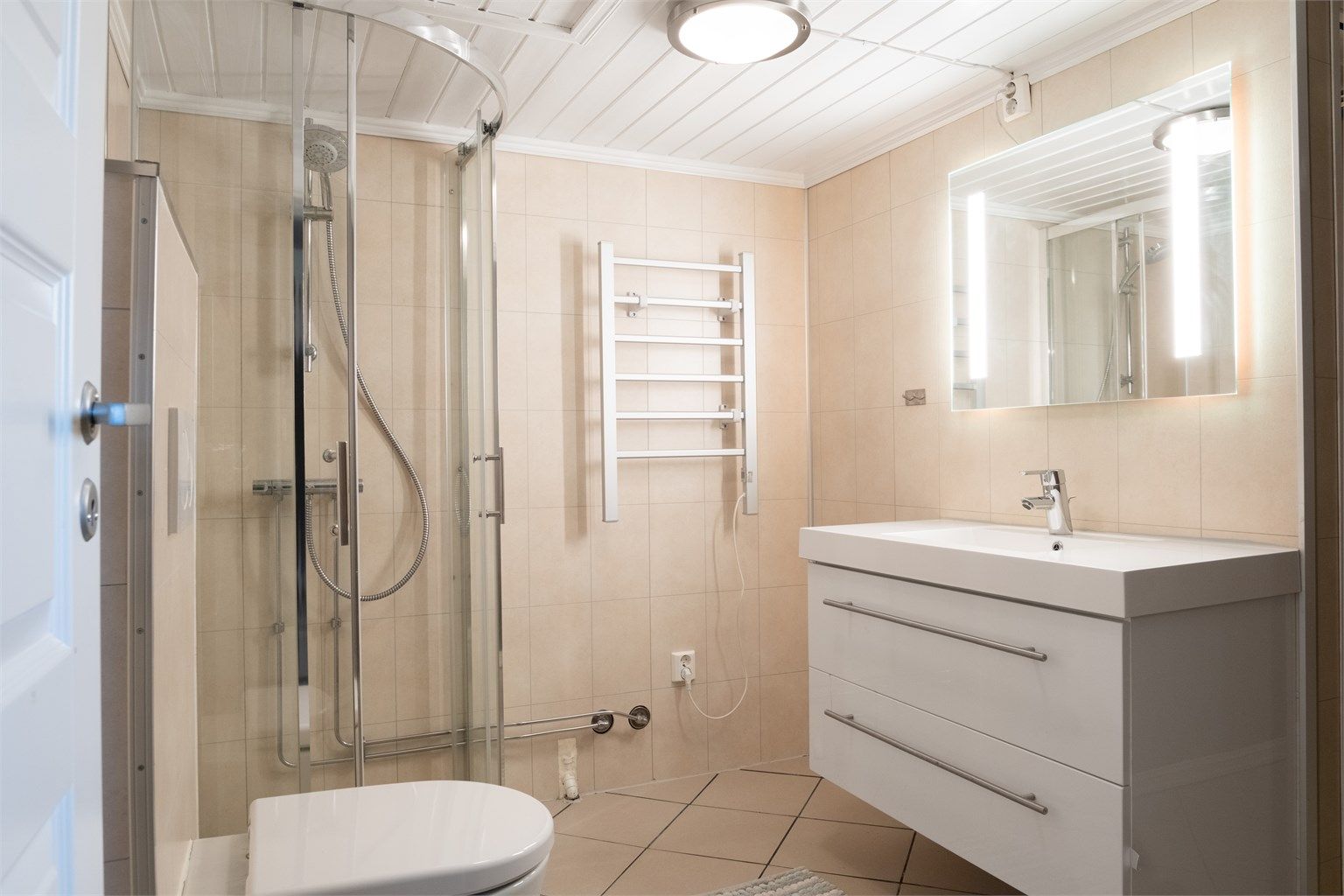 Hybelens bad er av eldre årgang og har behov for fornying/renovering, men er funksjonelt og i daglig bruk.