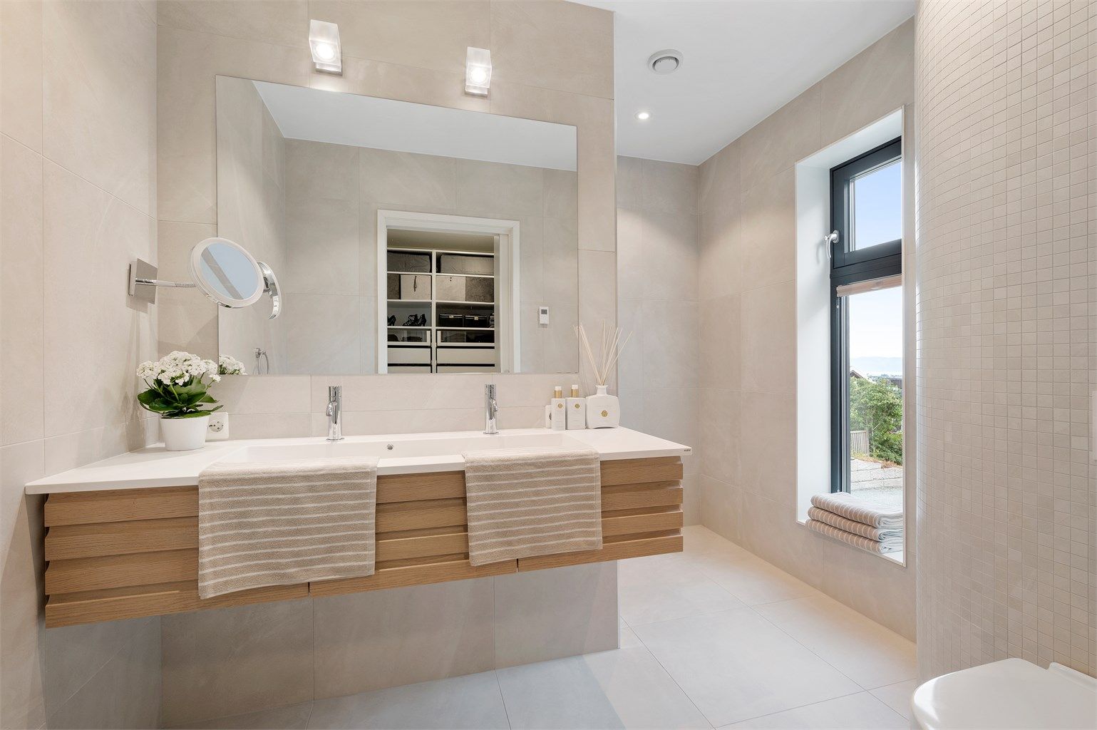 Badet er et lunt og innbydende rom, med kvalitetsinnredning fra JKE Design. 