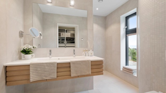Badet er et lunt og innbydende rom, med kvalitetsinnredning fra JKE Design.
