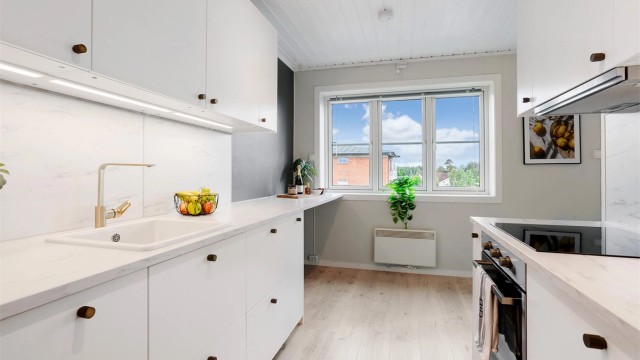 Fine gulldetaljer på knotter og kran