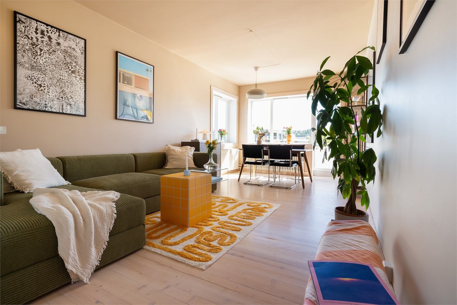 Romslig og sosial stue med god plass til det du måtte ønske av stor spisegruppe og sofa med tilhørende tv-møblement.