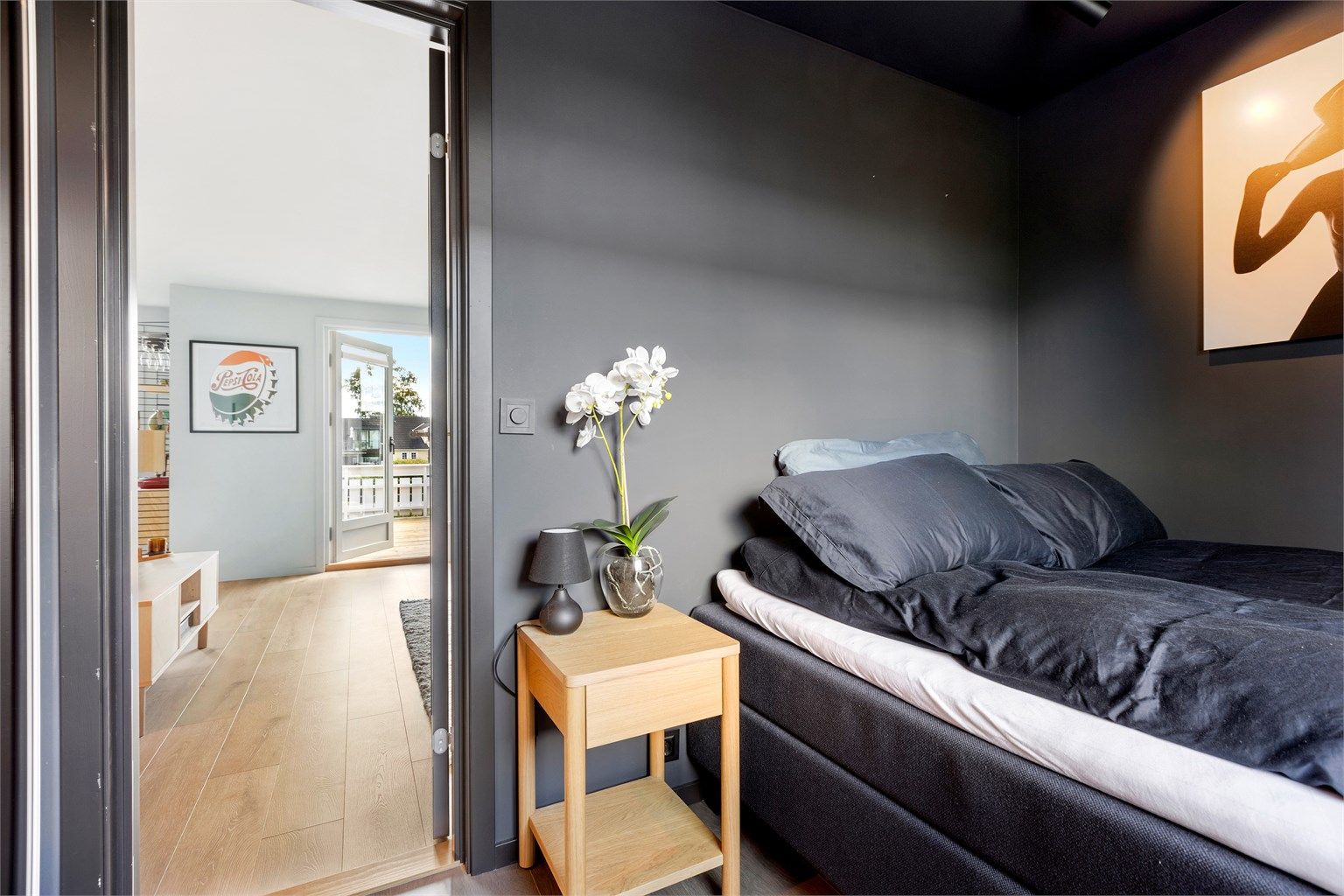 Leiligheten har et romslig soverom med skyvedørsgarderobe